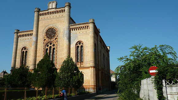 encounter between old romanian woman and Vera Grodzinsky, restitution claimant in front of abandoned synagogue in carei (3).JPG