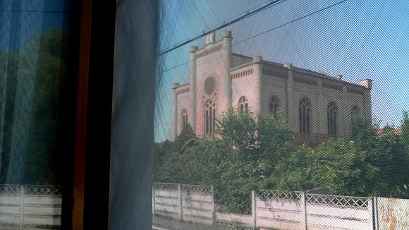 encounter between old romanian woman and Vera Grodzinsky, restitution claimant in front of abandoned synagogue in carei (1).JPG