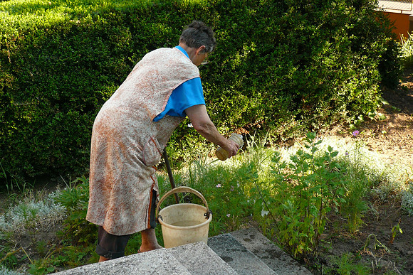 encounter between old romanian woman and Vera Grodzinsky, restitution claimant in front of abandoned synagogue in carei (5).JPG