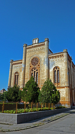 encounter between old romanian woman and Vera Grodzinsky, restitution claimant in front of abandoned synagogue in carei (2).JPG