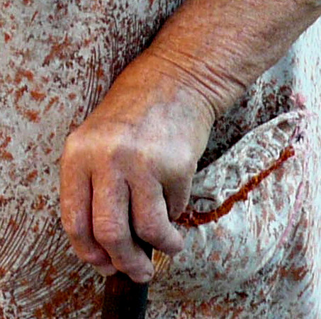 encounter between old romanian woman and Vera Grodzinsky, restitution claimant in front of abandoned synagogue in carei (14).JPG