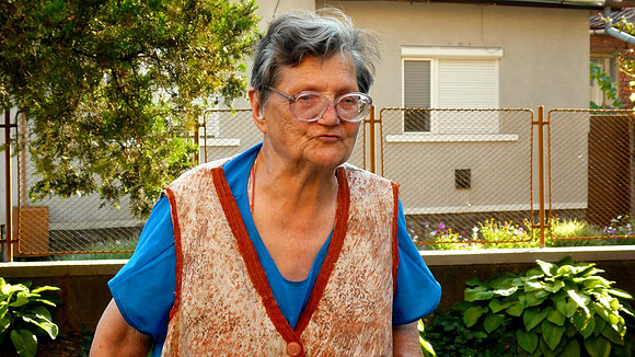 encounter between old romanian woman and Vera Grodzinsky, restitution claimant in front of abandoned synagogue in carei (21).JPG