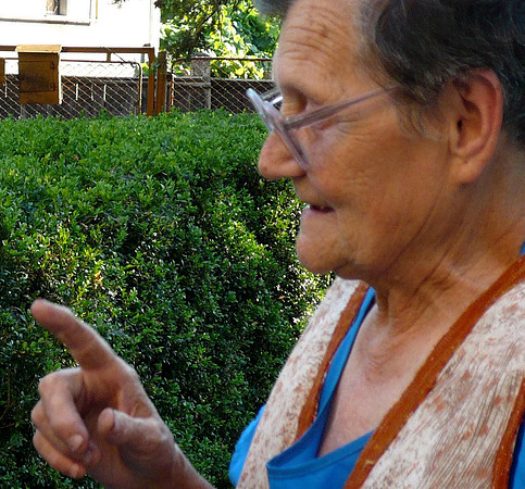 encounter between old romanian woman and Vera Grodzinsky, restitution claimant in front of abandoned synagogue in carei (20).JPG