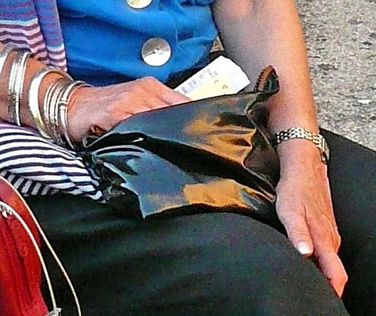 encounter between old romanian woman and Vera Grodzinsky, restitution claimant in front of abandoned synagogue in carei (8).JPG