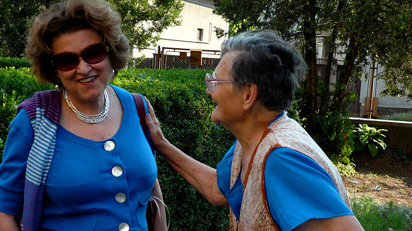 encounter between old romanian woman and Vera Grodzinsky, restitution claimant in front of abandoned synagogue in carei (19).JPG