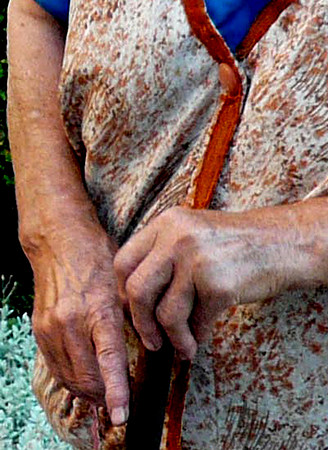 encounter between old romanian woman and Vera Grodzinsky, restitution claimant in front of abandoned synagogue in carei (13).JPG